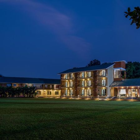 Paramount Riverfront Resort & Spa, Karjat Buitenkant foto
