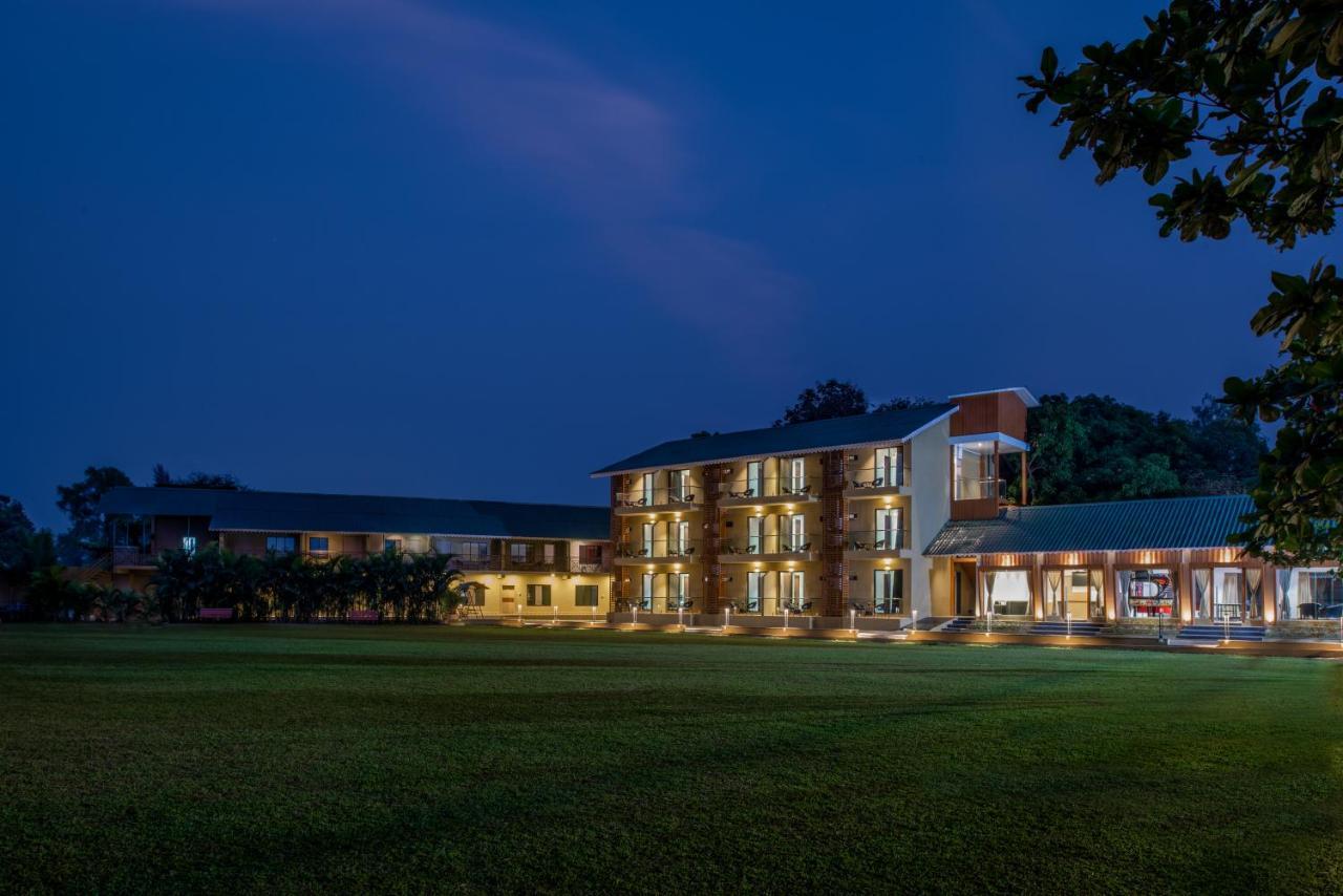 Paramount Riverfront Resort & Spa, Karjat Buitenkant foto