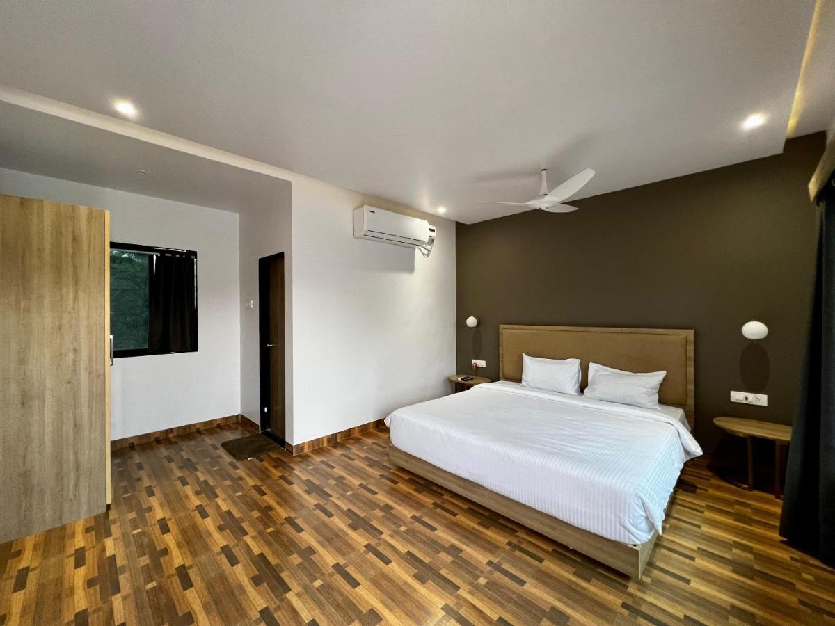 Paramount Riverfront Resort & Spa, Karjat Buitenkant foto