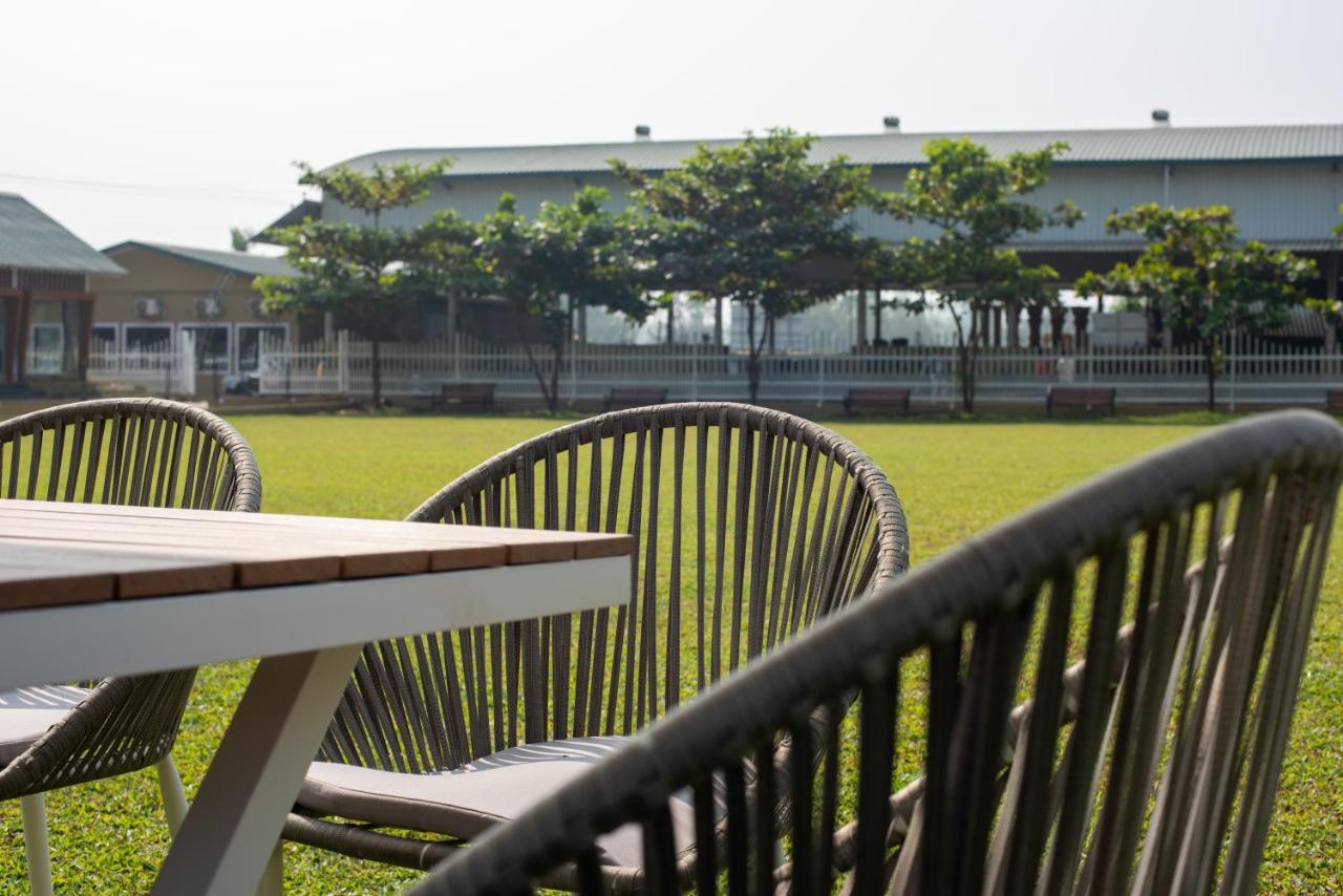 Paramount Riverfront Resort & Spa, Karjat Buitenkant foto
