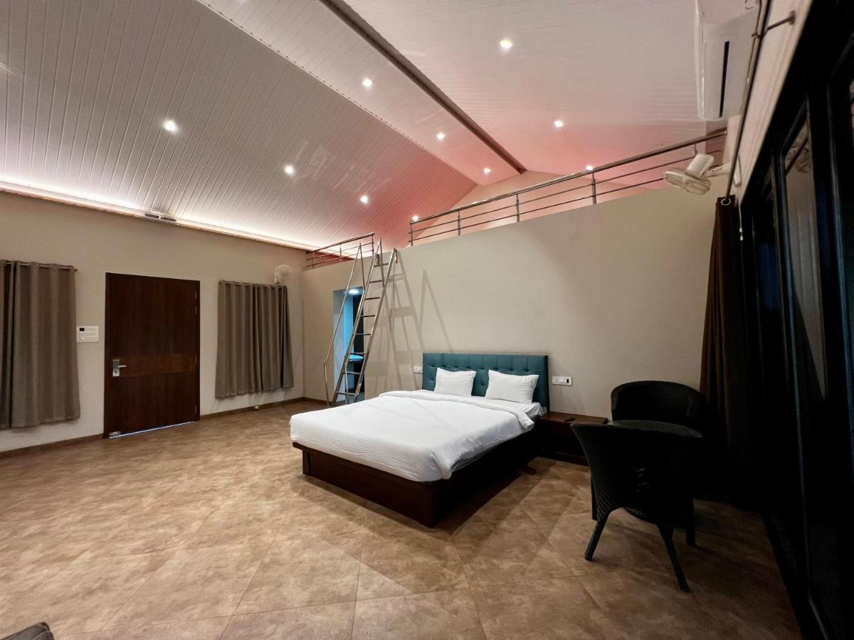 Paramount Riverfront Resort & Spa, Karjat Buitenkant foto
