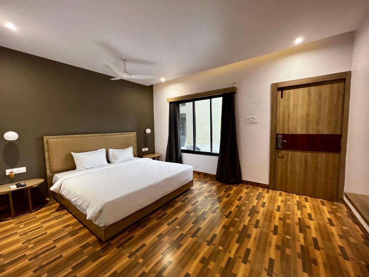 Paramount Riverfront Resort & Spa, Karjat Buitenkant foto