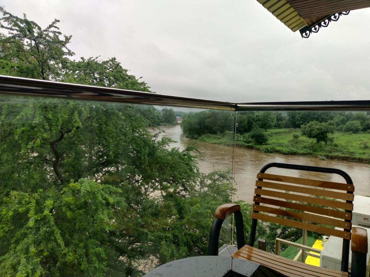 Paramount Riverfront Resort & Spa, Karjat Buitenkant foto
