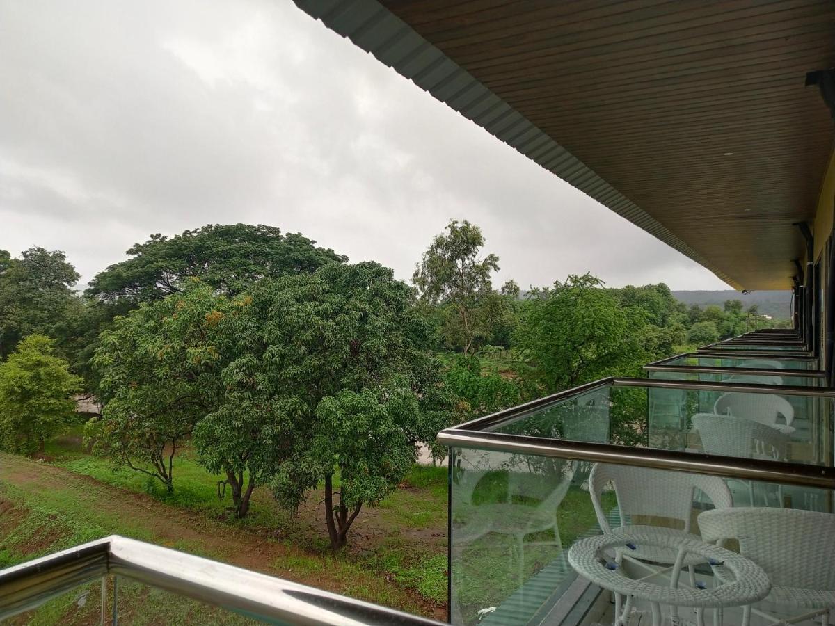 Paramount Riverfront Resort & Spa, Karjat Buitenkant foto